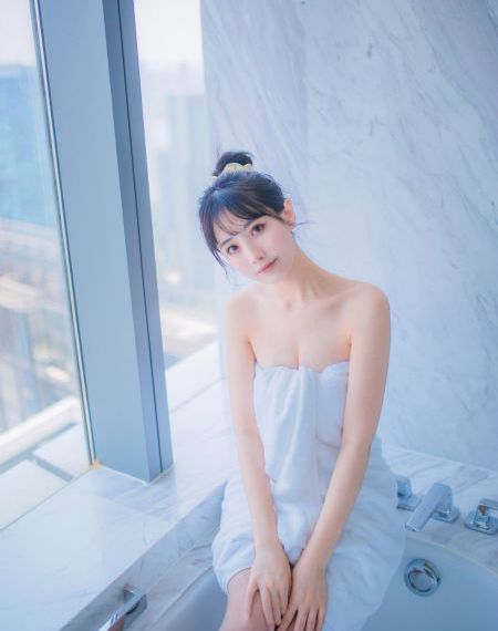 脱了她的内裤猛的进去了