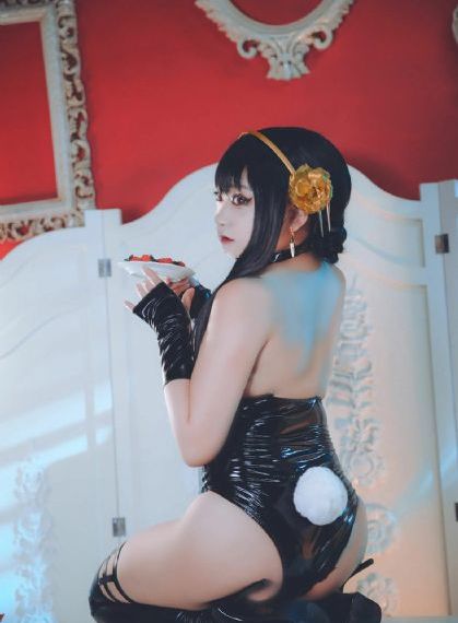 《色虐女囚》在线观看